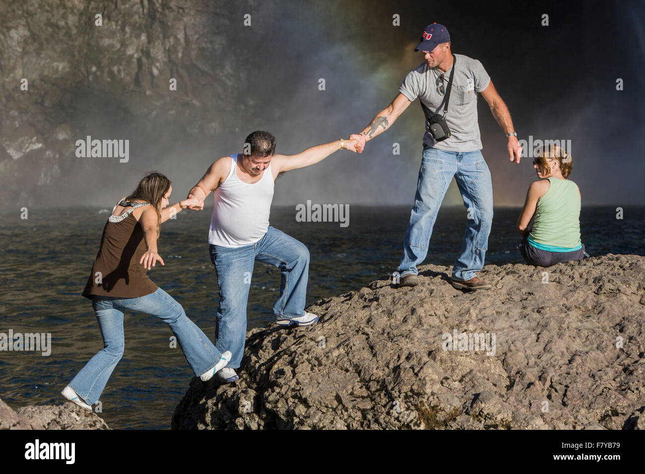 Persone che aiutano la gente, Snoqualmie Falls, King County, Washington, Stati Uniti Foto Stock