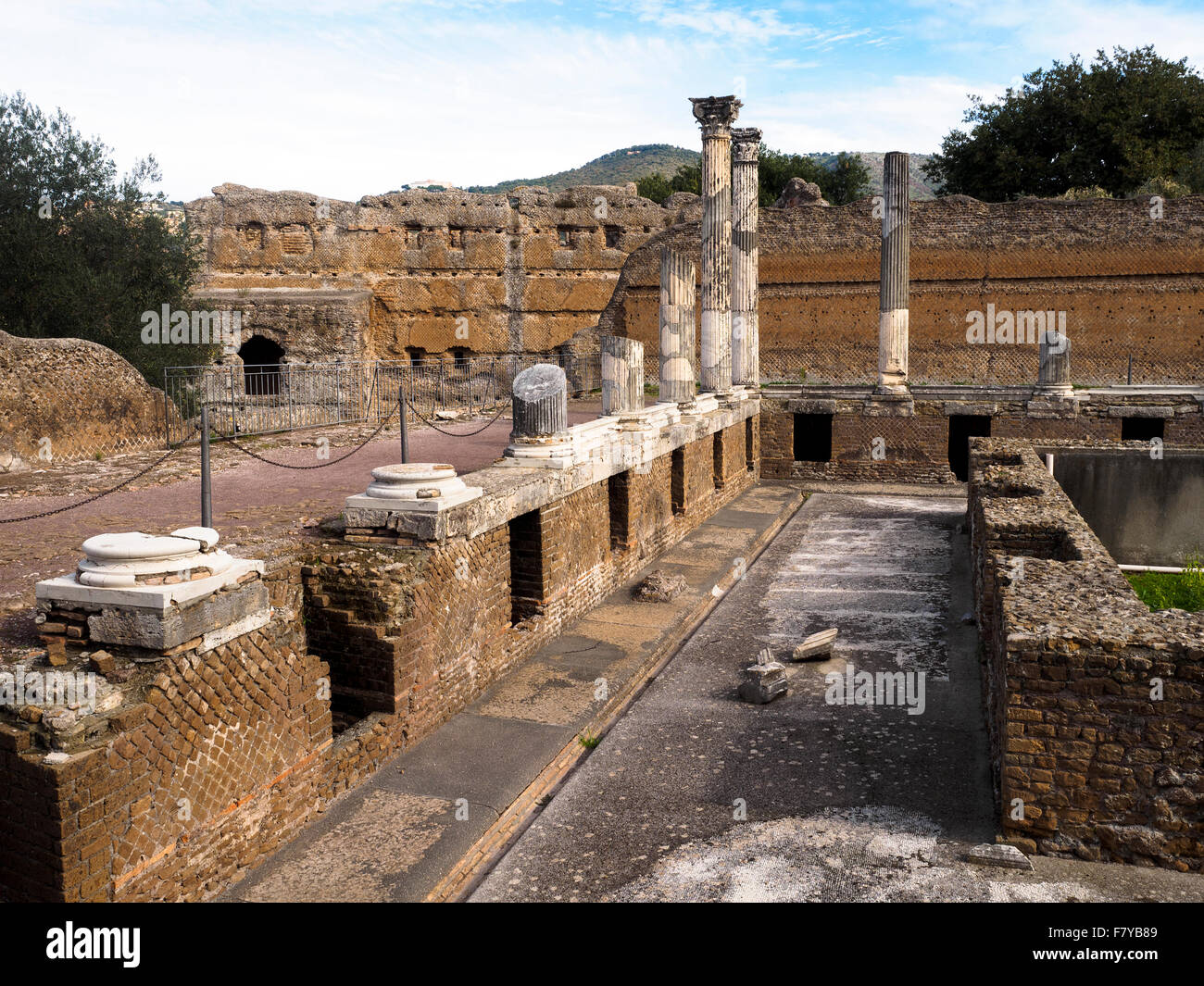 Vista dei resti del grande cortile colonnato o Peschiera del palazzo d'inverno nella Villa Adriana, Villa Adriana, vicino Tivol - Roma, Italia Foto Stock
