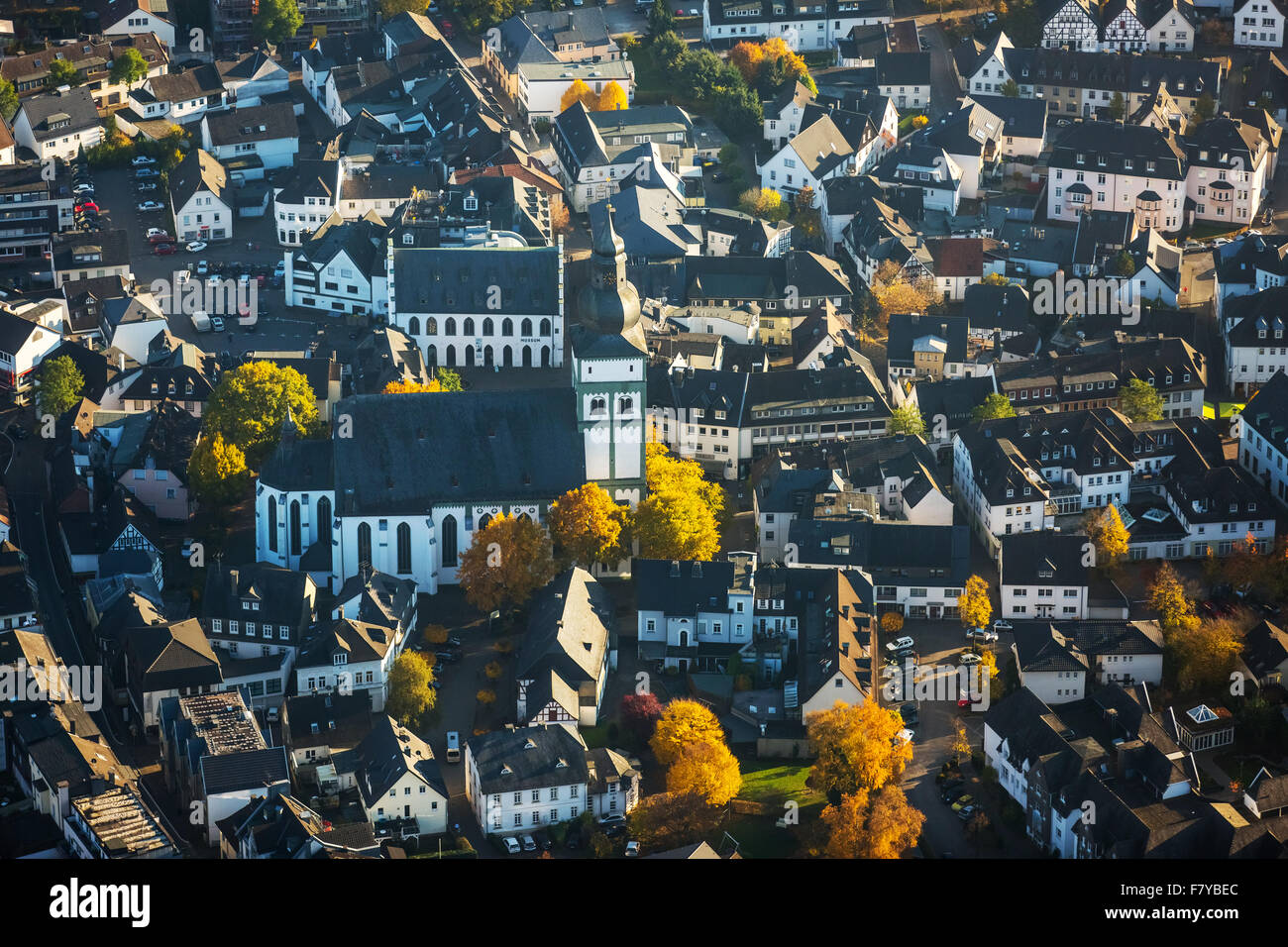 Attendorn centro con la chiesa parrocchiale di San Giovanni Battista, Attendorn, Sauerland, Nord Reno-Westfalia, Germania Foto Stock