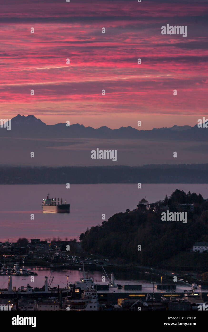 Mt Baker con una casa colonica e fienile in primo piano. Foto Stock