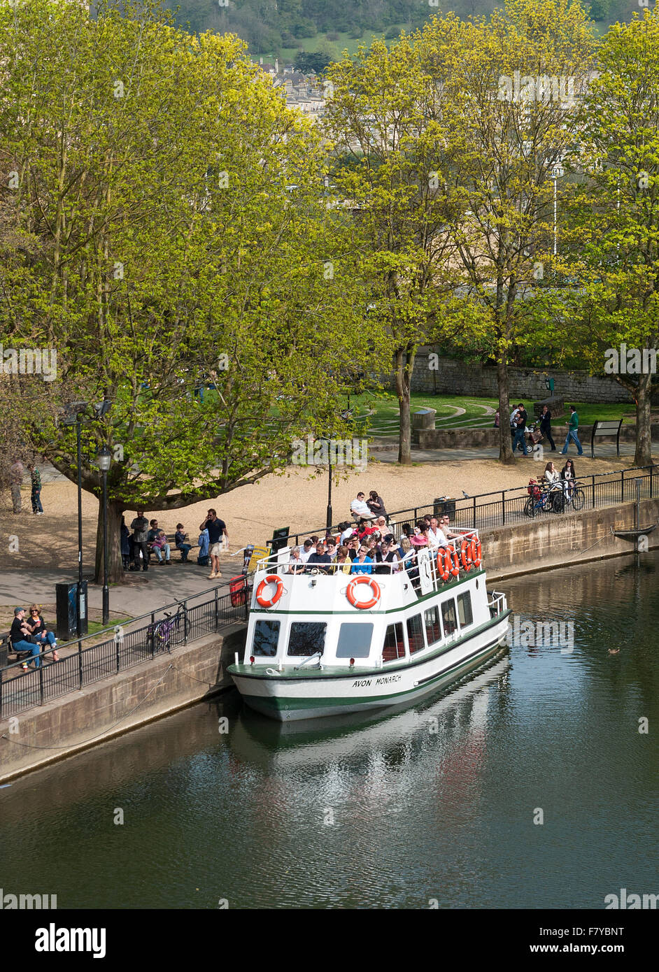 Un viaggio di piacere barca sul fiume Avon a Bath, Inghilterra, Regno Unito Foto Stock