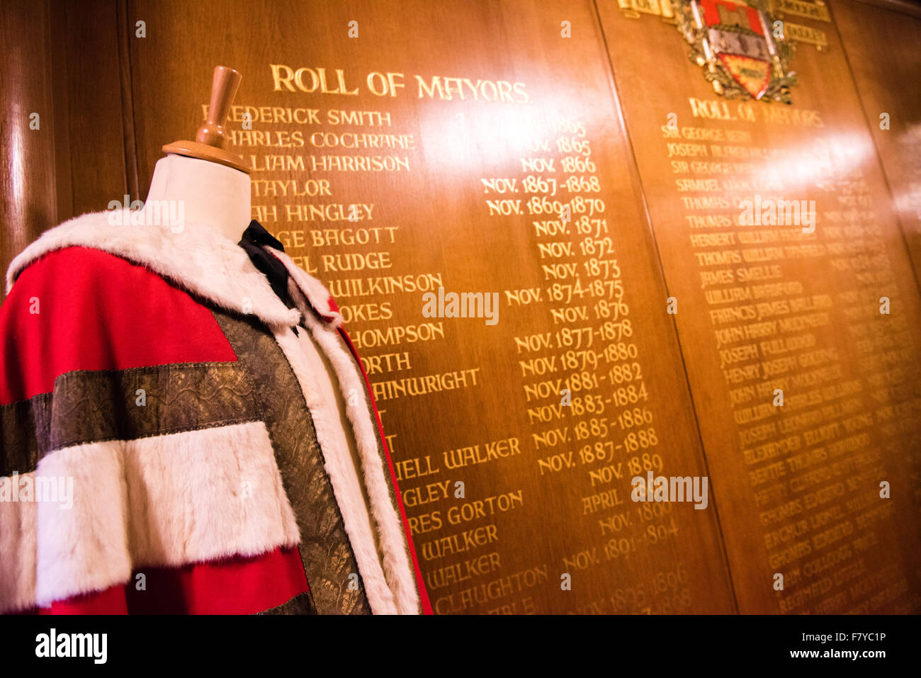 Inglese civic mayoral abito rosso con collare di ermellino e oro brading su un sarto il ciuccio in gran consiglio camera in Dudley Foto Stock