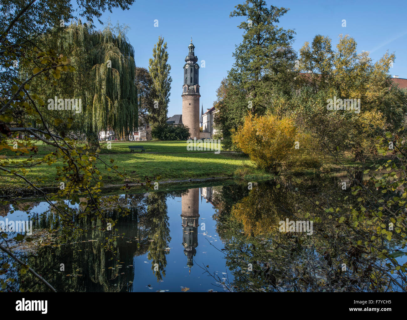 Torre di Castello si riflette nell'ILM, UNESCO di Weimar classica, Parco an der Ilm, Weimar, Turingia, Germania Foto Stock