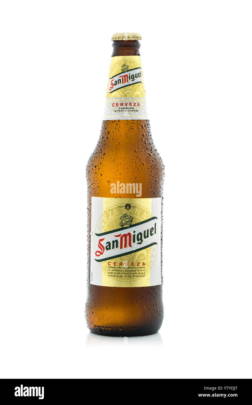 Bottiglia di ghiaccio freddo birra San Miguel su uno sfondo bianco, l'originale di San Miguel birreria è stata fondata nel 1890 nelle Filippine. Foto Stock