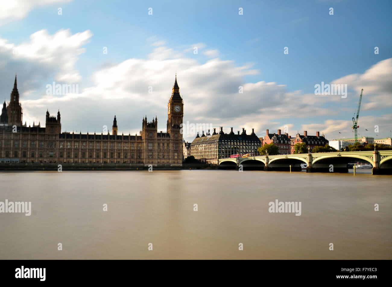 Tempo di esposizione lungo - Tramonto sul Fiume Tamigi e Westminster Foto Stock