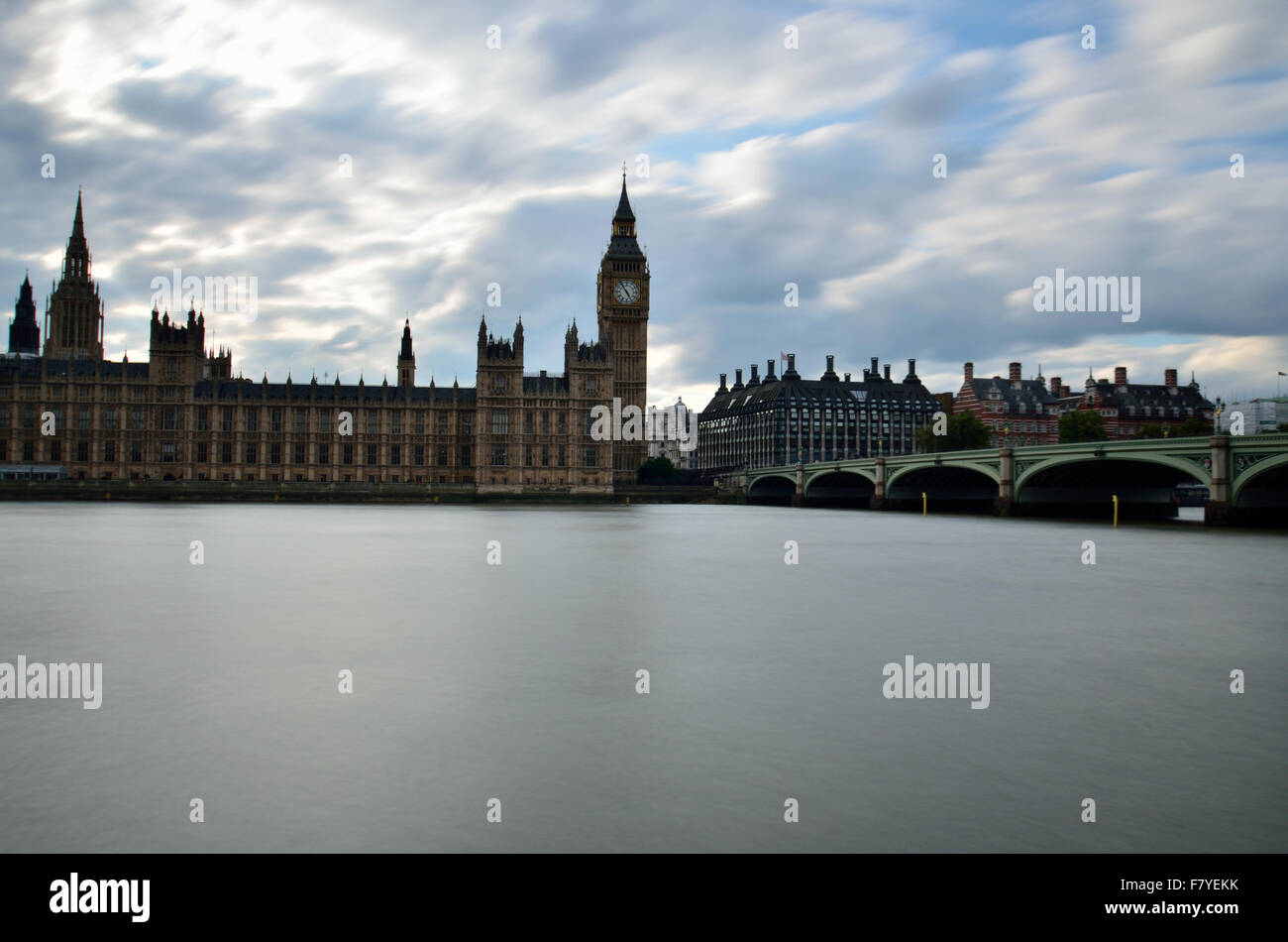 Tempo di esposizione lungo - Tramonto sul Fiume Tamigi e Westminster Foto Stock