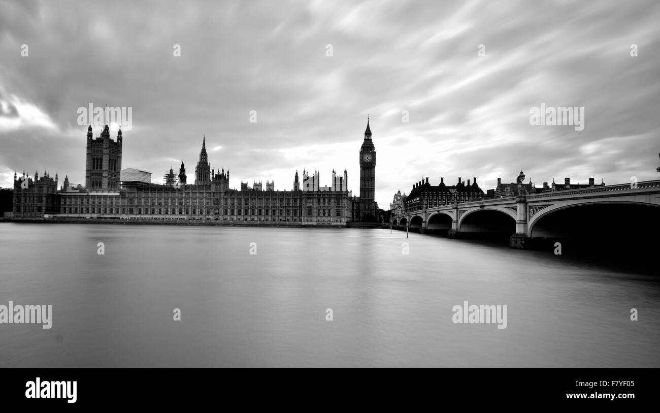 Tempo di esposizione lungo - Tramonto sul Fiume Tamigi e Westminster Foto Stock