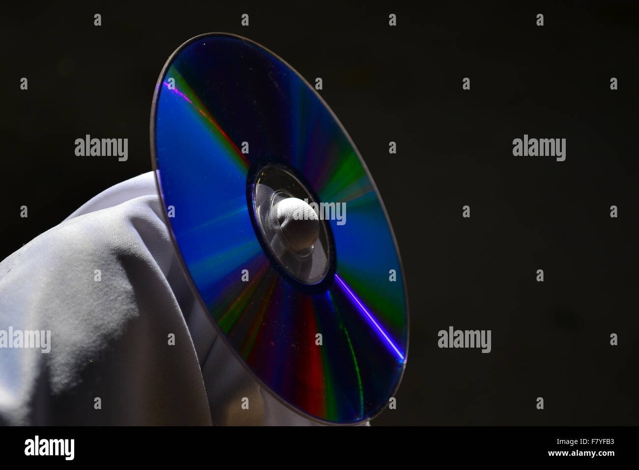 Superficie di un CD DVD che riflettono luci di differenti lunghezze d'onda Foto Stock