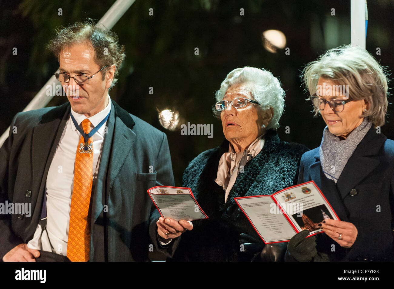 Londra, Regno Unito. Il 3 dicembre 2015. Sua altezza la principessa Astrid di Norvegia (centro) si prepara ad accendere l'albero di Natale luci in Trafalgar Square. La struttura ad albero viene donato annualmente dalla città di Oslo per il popolo di Londra ogni anno come segno di gratitudine per la Gran Bretagna è il sostegno durante la Seconda Guerra Mondiale. Credito: Stephen Chung / Alamy Live News Foto Stock