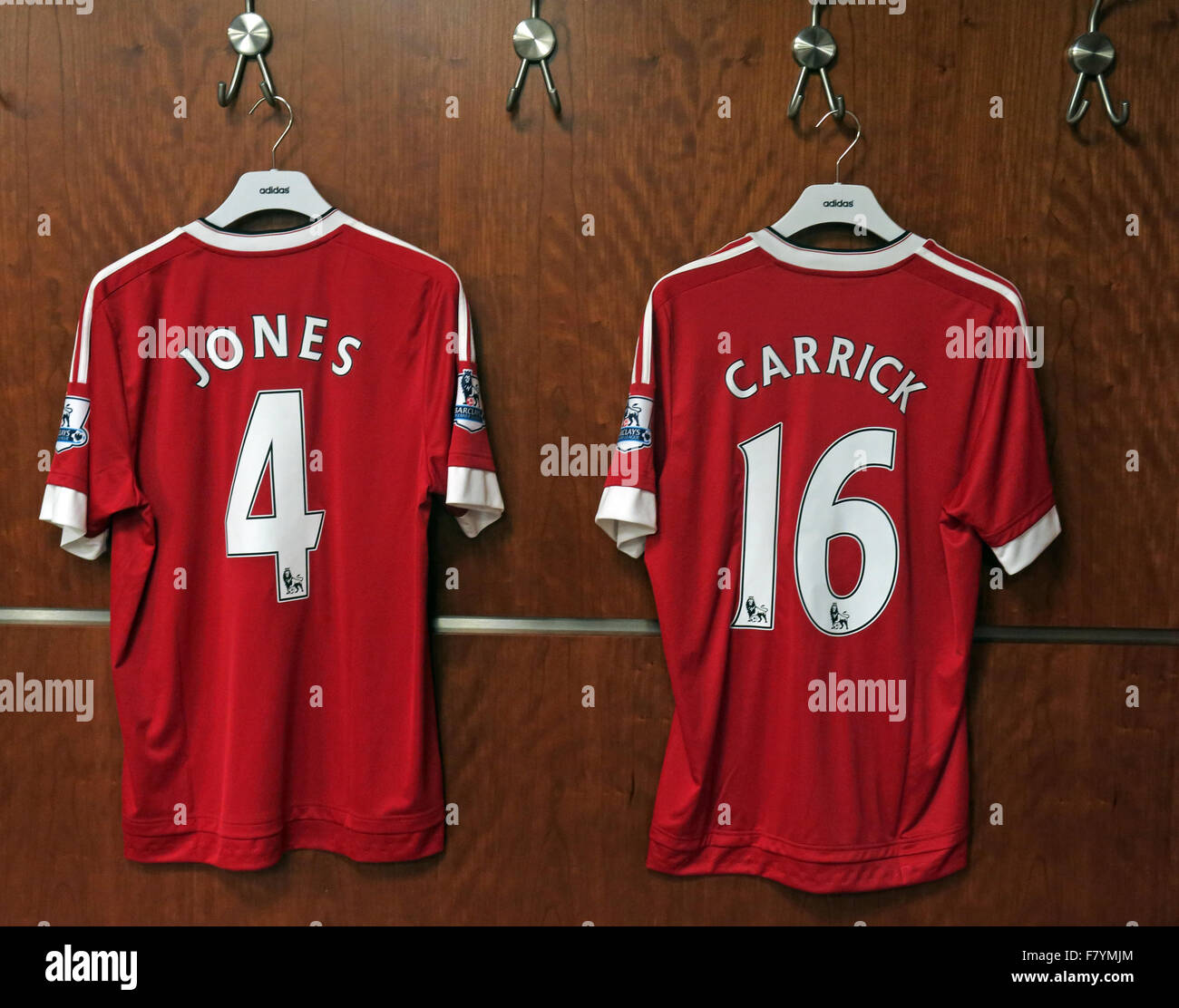 Jones & Carrick 4 & 16 red MUFC camicie, spogliatoio, Old Trafford, Manchester, Inghilterra Foto Stock