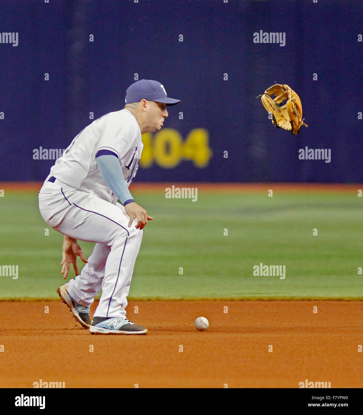 San Pietroburgo, Florida, Stati Uniti d'America. 29 Luglio, 2015. Tampa Bay Rays ASDRUBAL CABRERA (13) perde il suo guanto su un tigri Y. Cespedes' sfera di massa nel settimo inning durante il loro gioco al Tropicana campo. Le Tigri battere i raggi 2-1. © Jim Damaske/Tampa Bay volte/ZUMA filo/Alamy Live News Foto Stock