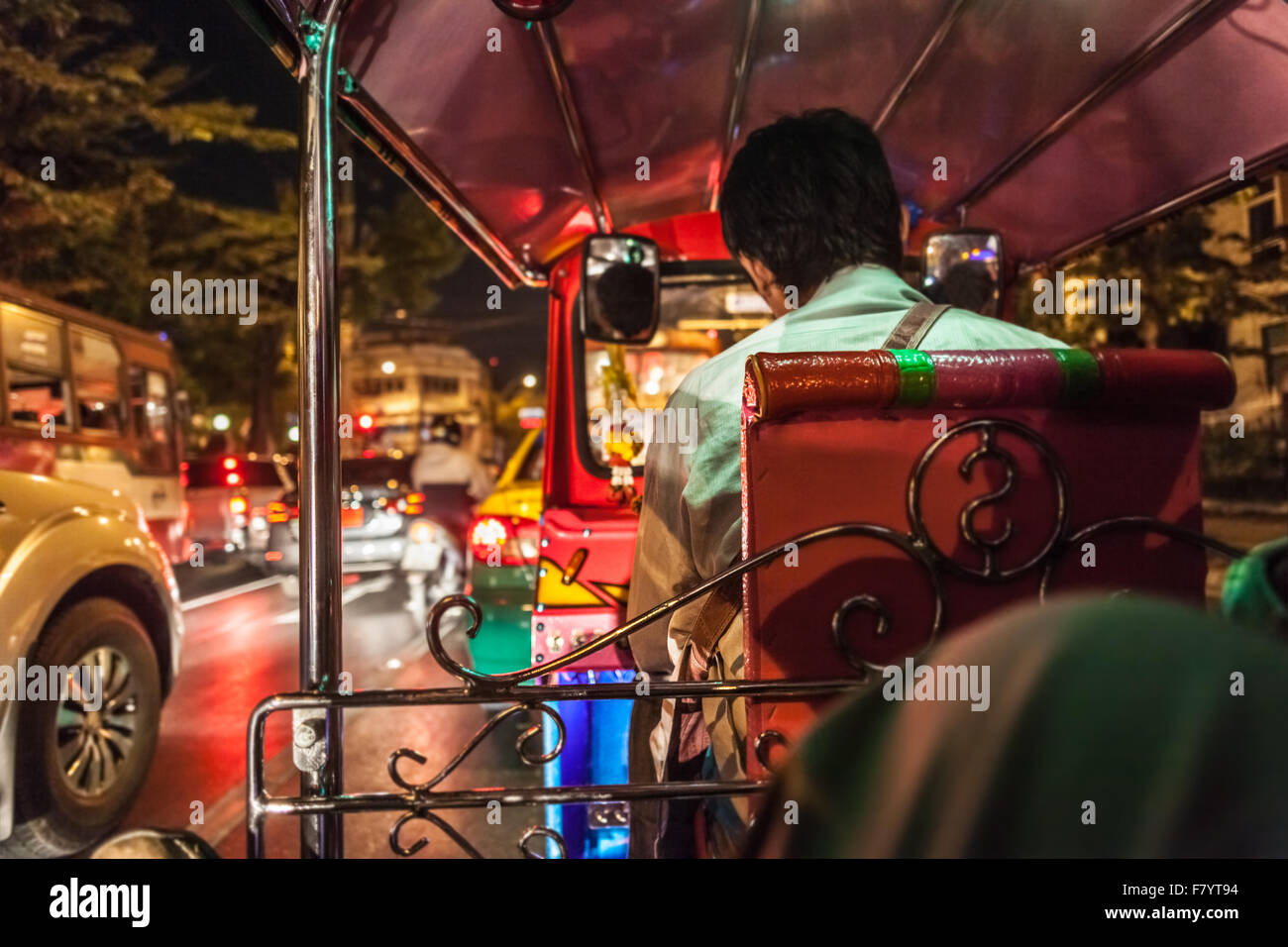 Ingorgo visto da dentro un Tuk Tuk nel cuore della città, che è famosa in tutto il mondo per la cronica e paralizzando il traffico co Foto Stock