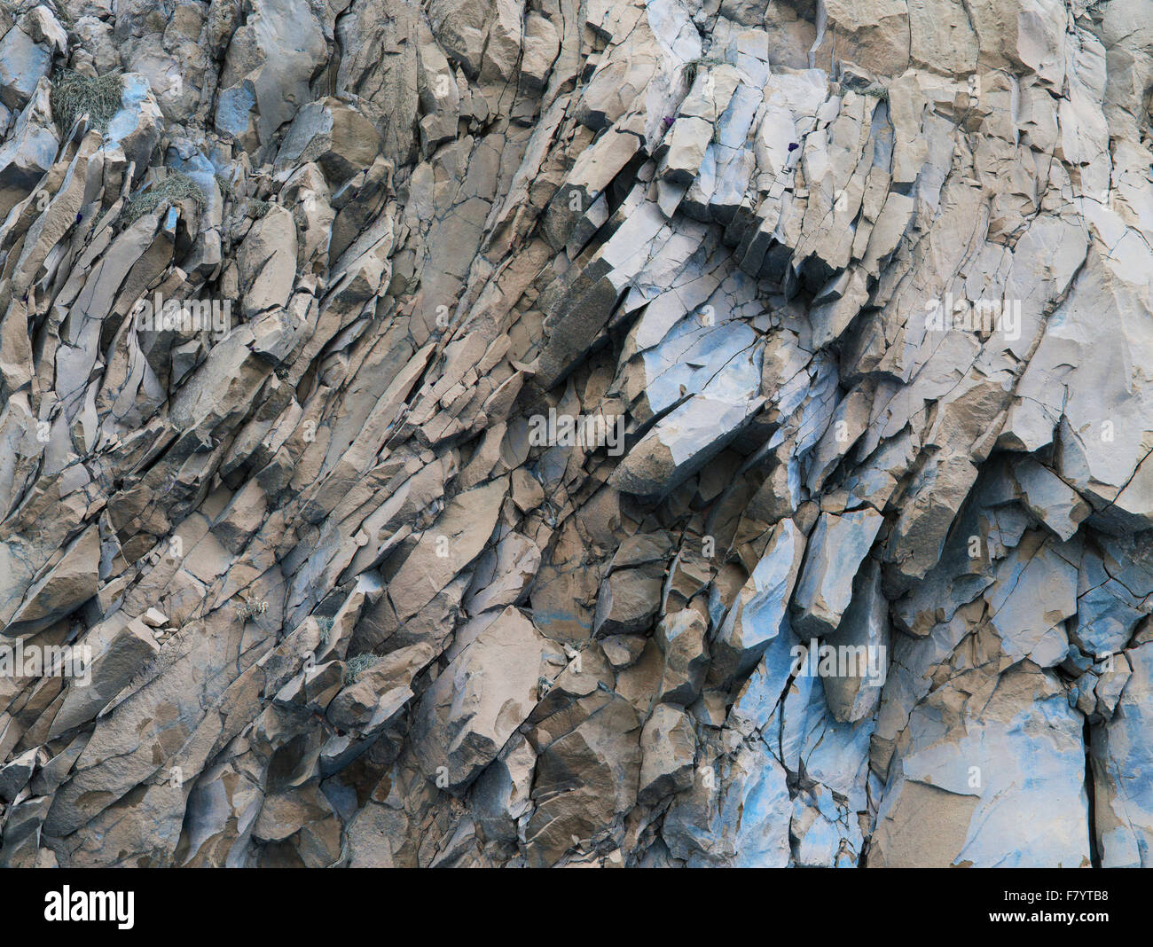 Grigio pietra montagna panorama sullo sfondo - pietra astratta formazione, rocce piegato Foto Stock