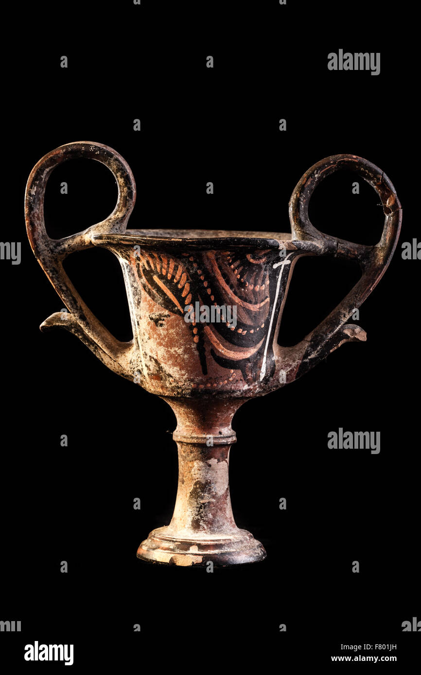 Rosso pugliese figura in ceramica antica kantharos isolate su uno sfondo nero Foto Stock