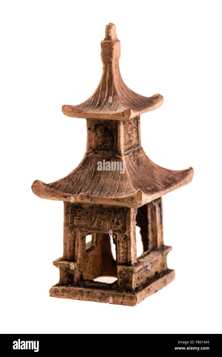 Un piccolo tempio asiatico ninnolo isolate su uno sfondo bianco Foto Stock