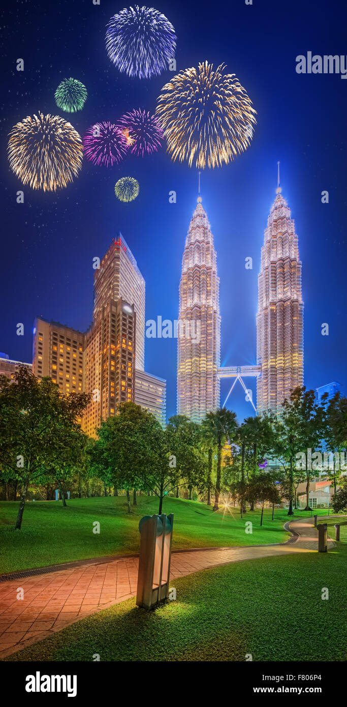 Bellissimi fuochi d'artificio sopra la città di Kuala Lumpur skyline notturno, Malaysia Foto Stock