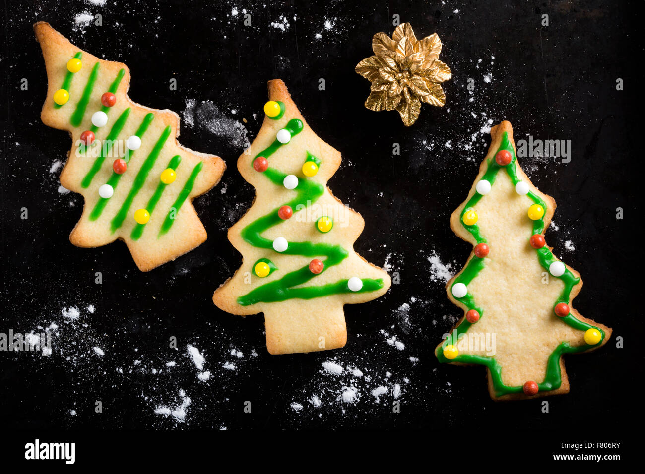 Pan di zenzero biscotti di Natale su sfondo scuro Foto Stock