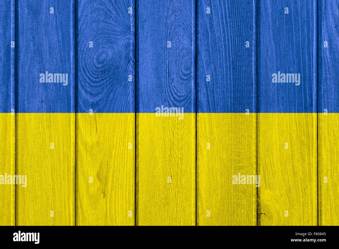 Bandiera dell'Ucraina o ucraino banner su sfondo di legno Foto Stock