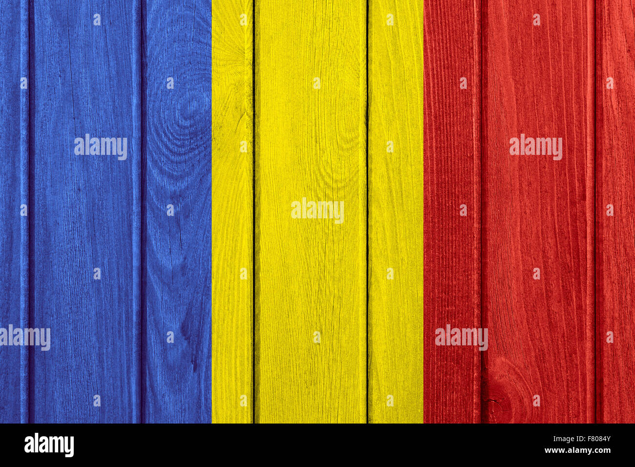 Bandiera della Romania o rumeno banner su sfondo di legno Foto Stock