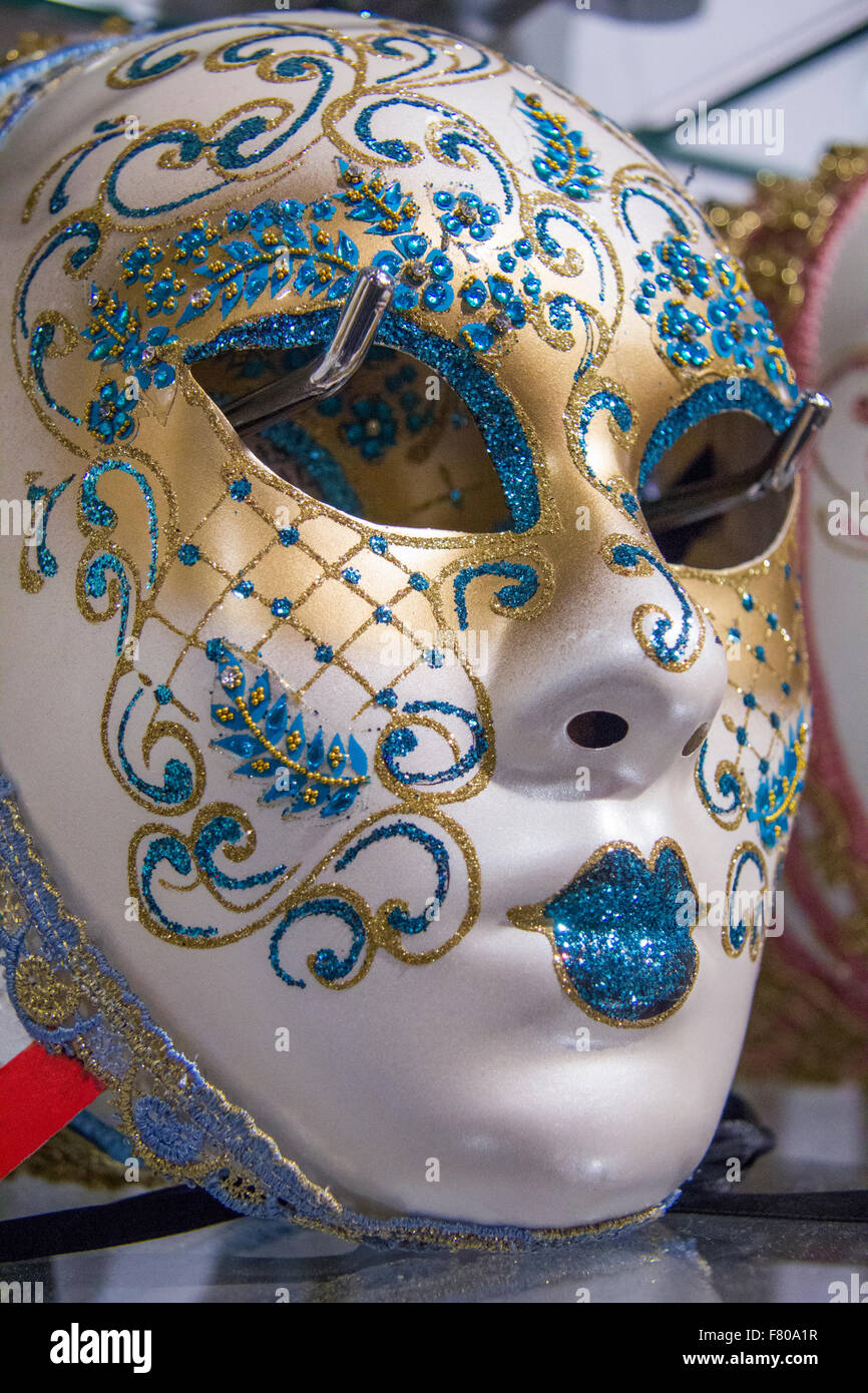 Tradizionale Carnevale veneziano maschera bianca nel mercato in vendita a  Venezia Foto stock - Alamy