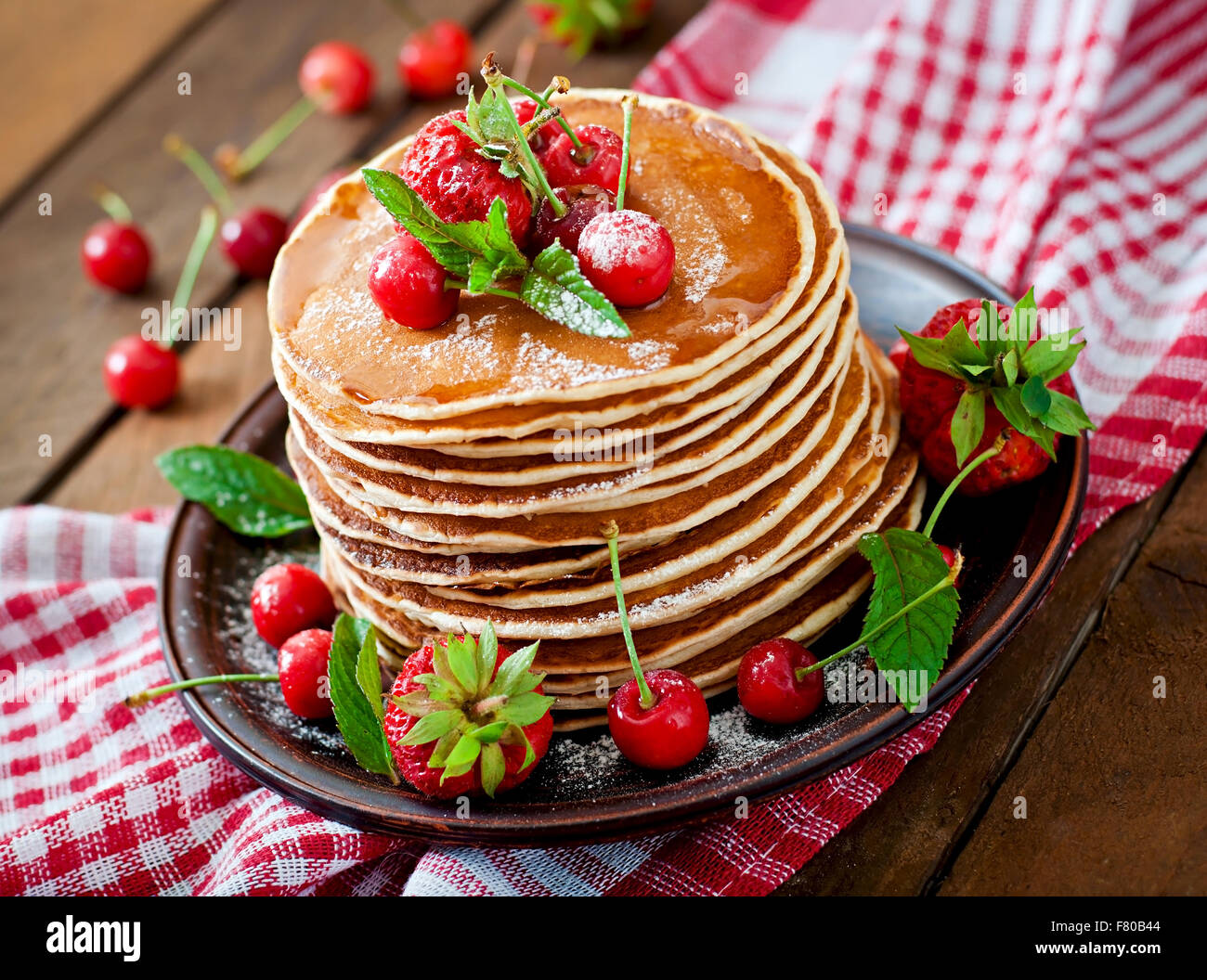 Frittelle con frutti di bosco e di sciroppo in uno stile rustico. Foto Stock