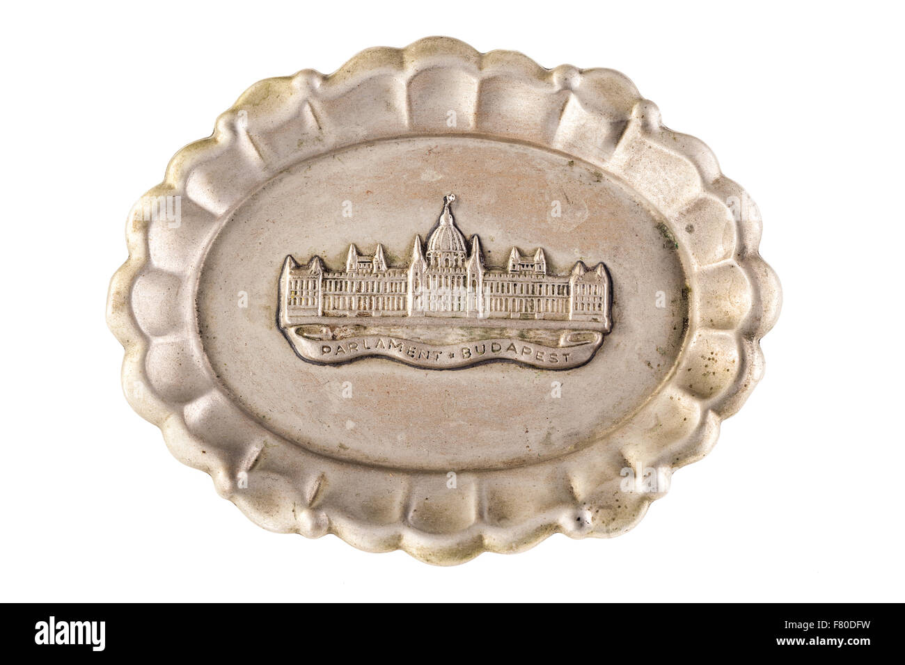 Un piccolo vassoio metallico souvenir con il Parlamento Budapest incisi isolate su uno sfondo bianco Foto Stock