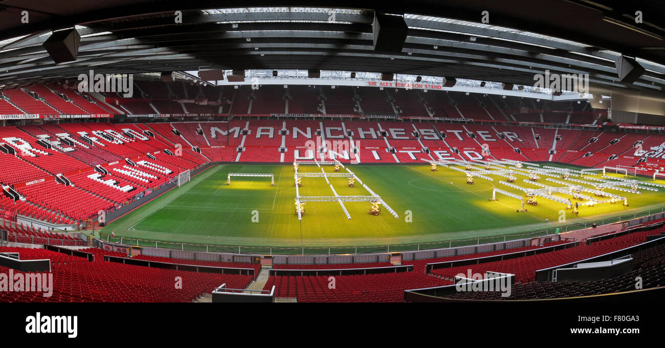 Campo del Manchester United MUFC, con lampade solari sul terreno erboso in inverno, per favorire la crescita e la qualità della superficie di gioco Foto Stock