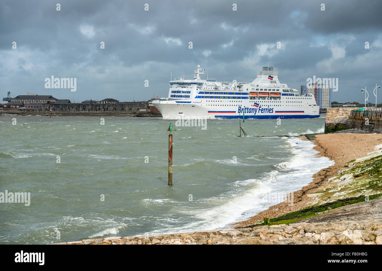 Brittany Ferry in mare tempestoso a Portsmouth Porto, Hampshire, Inghilterra, Regno Unito Foto Stock