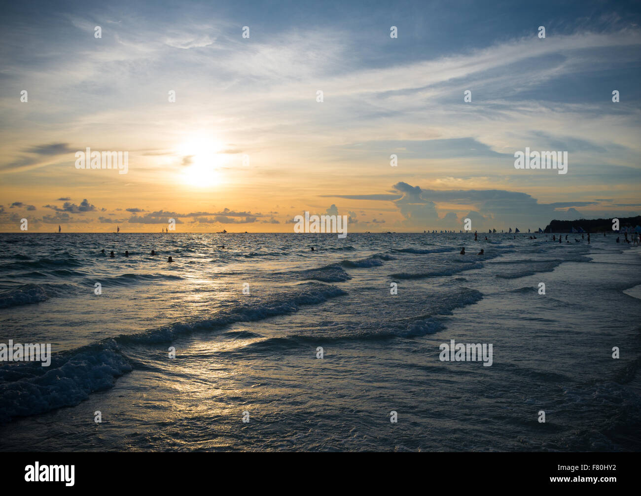 Bel tramonto su un mare tropicale Foto Stock