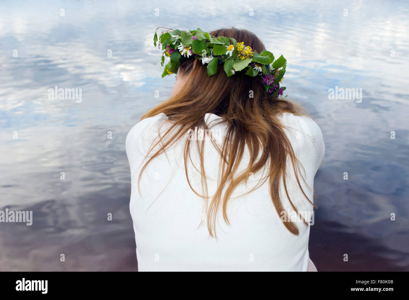 Giovane donna con ciondolo Foto Stock