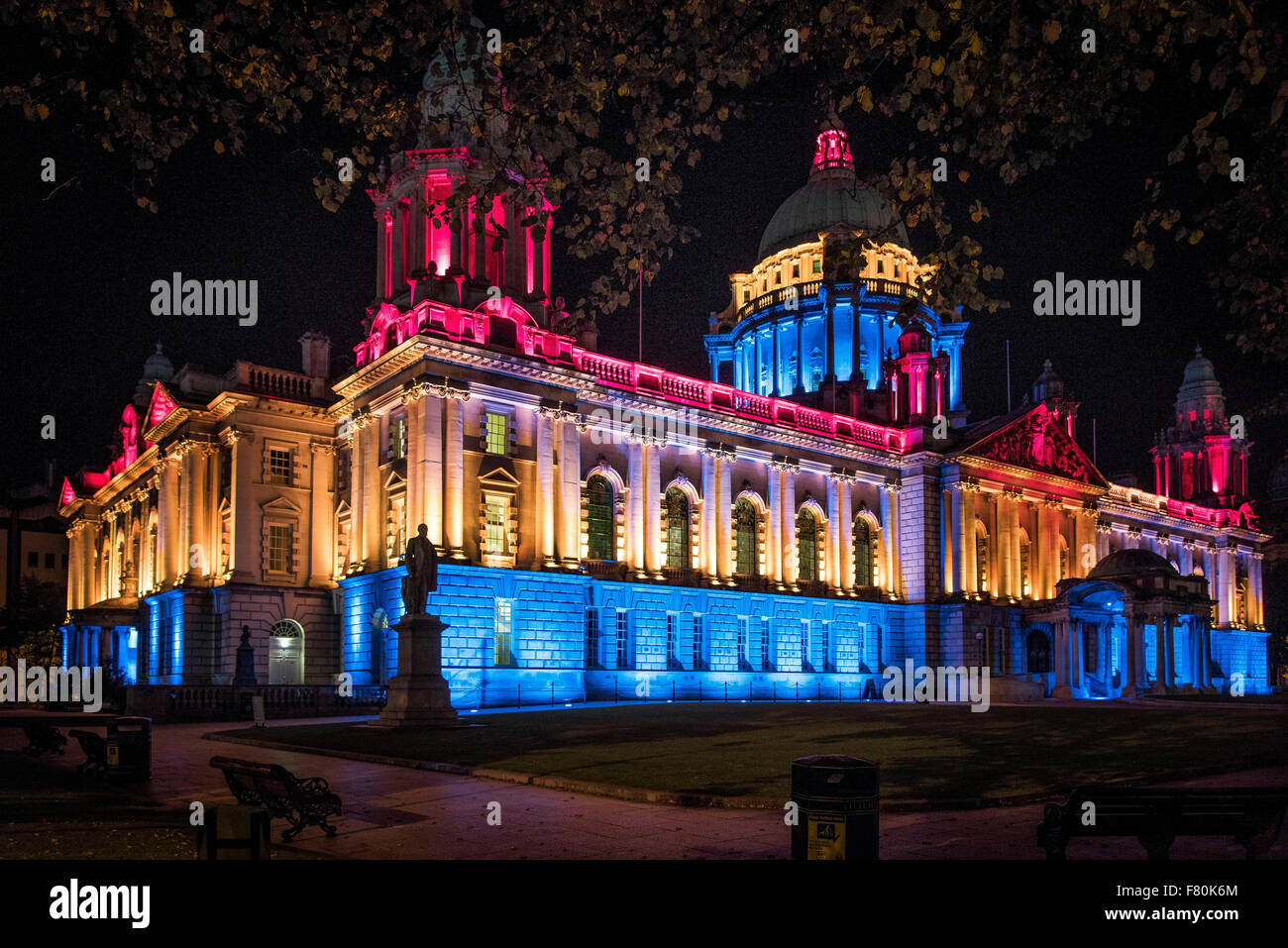Belfast City Hall illuminata di notte Irlanda del Nord Foto Stock