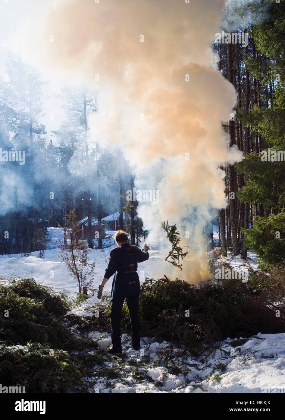 Un giardino falò inceneritore o fumatori giardinaggio bruciando i rifiuti e  rifiuti. Gli incendi nel giardino di liberarsi dei giardinieri cestino e  talee. Bidone della spazzatura Foto stock - Alamy