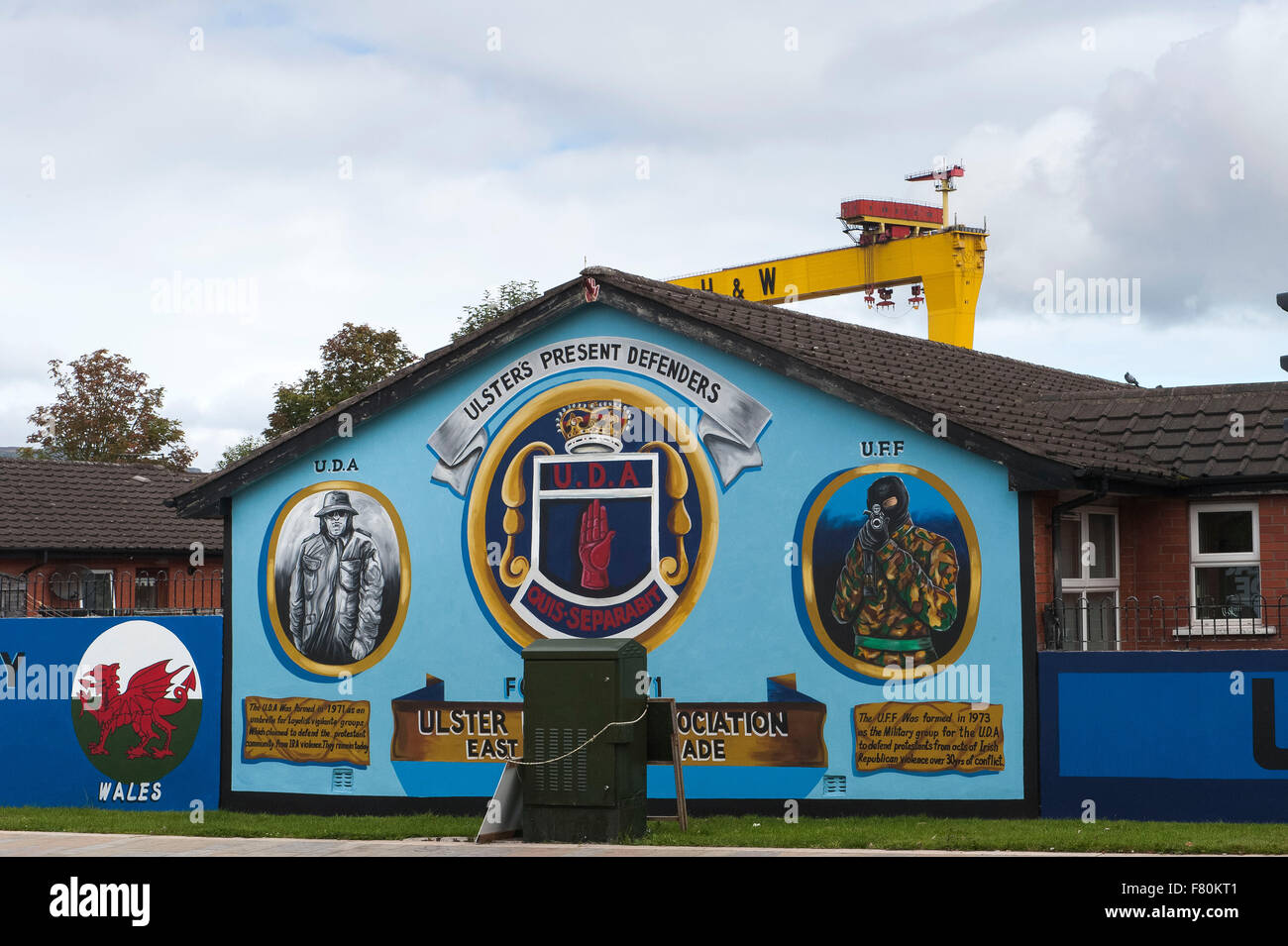 UVF UDA murale Newtownards Road East Belfast Irlanda del Nord harland e wolff Foto Stock