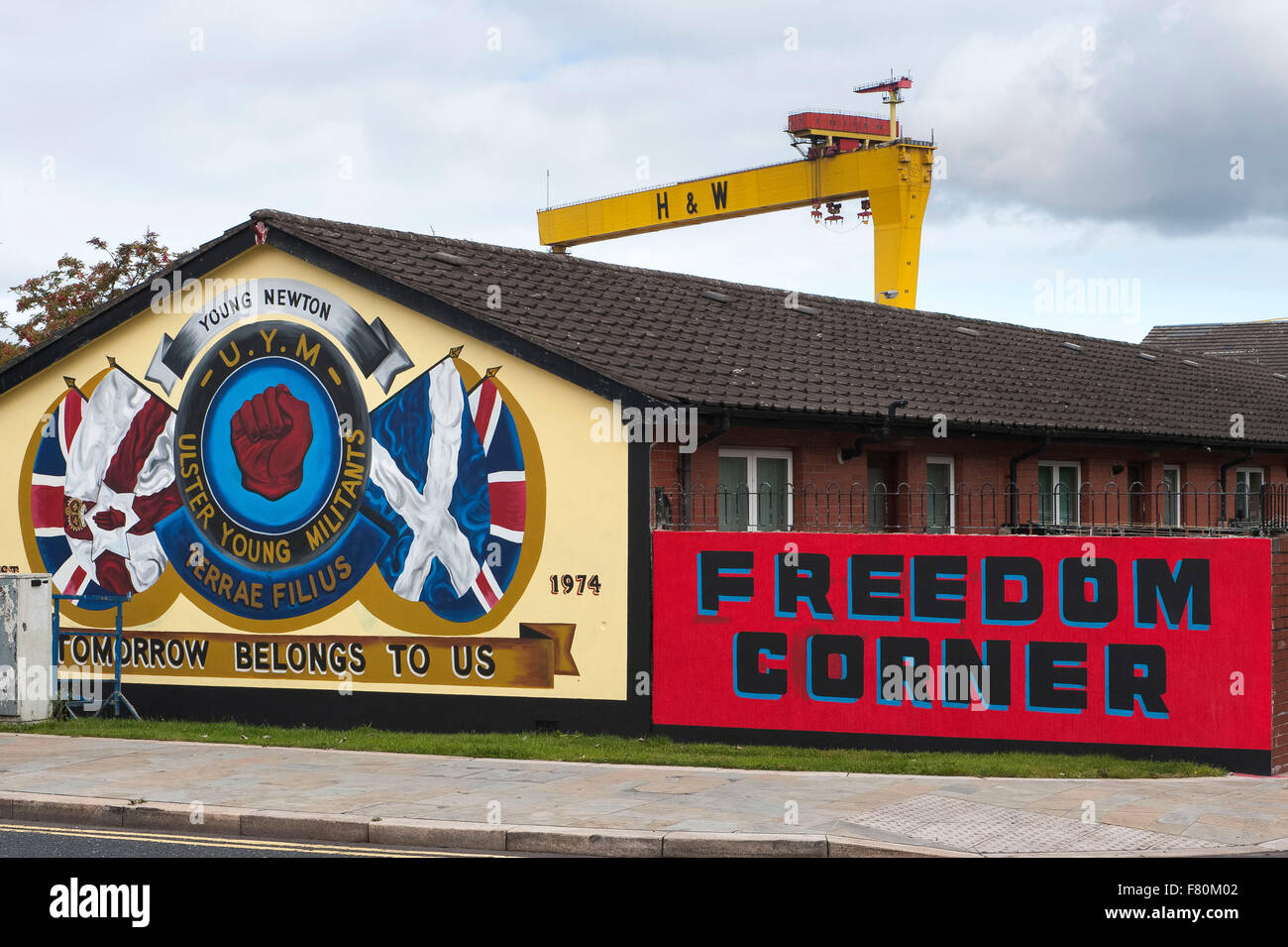 UVF UDA murale Newtownards Road East Belfast Irlanda del Nord harland e wolff Foto Stock