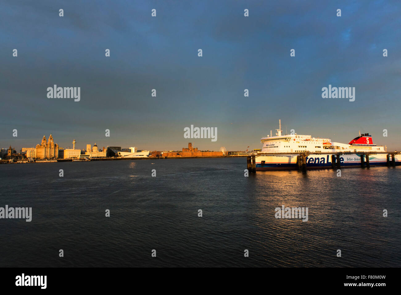 Liverpool City dal Mersey al tramonto, England Regno Unito Foto Stock