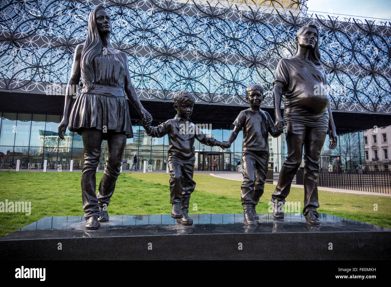 Sculture pubbliche di una vera e propria famiglia Bimingham da Gillian indossa in Centenary Square, Birmingham, UK (Libreria in background) Foto Stock