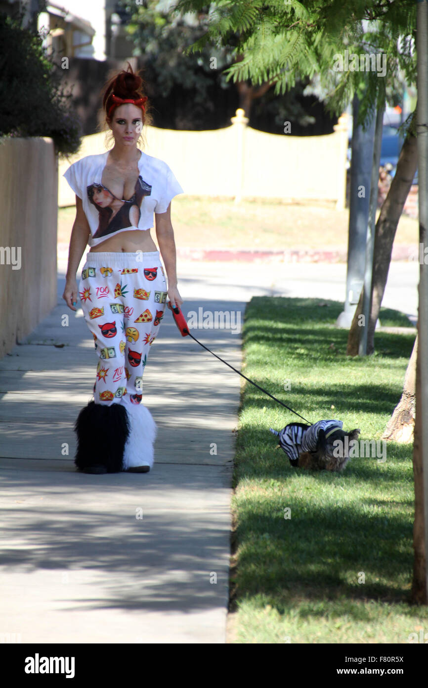 Phoebe prezzo sembra meno glamour rispetto al solito, con mis-matching bianca e stivali di pelliccia, pigiama style fondelli e strappata t-shirt, mentre si cammina per il suo cane in Encino dotate: Phoebe Prezzi Dove: Los Angeles, California, Stati Uniti quando: 02 Nov 2015 Foto Stock