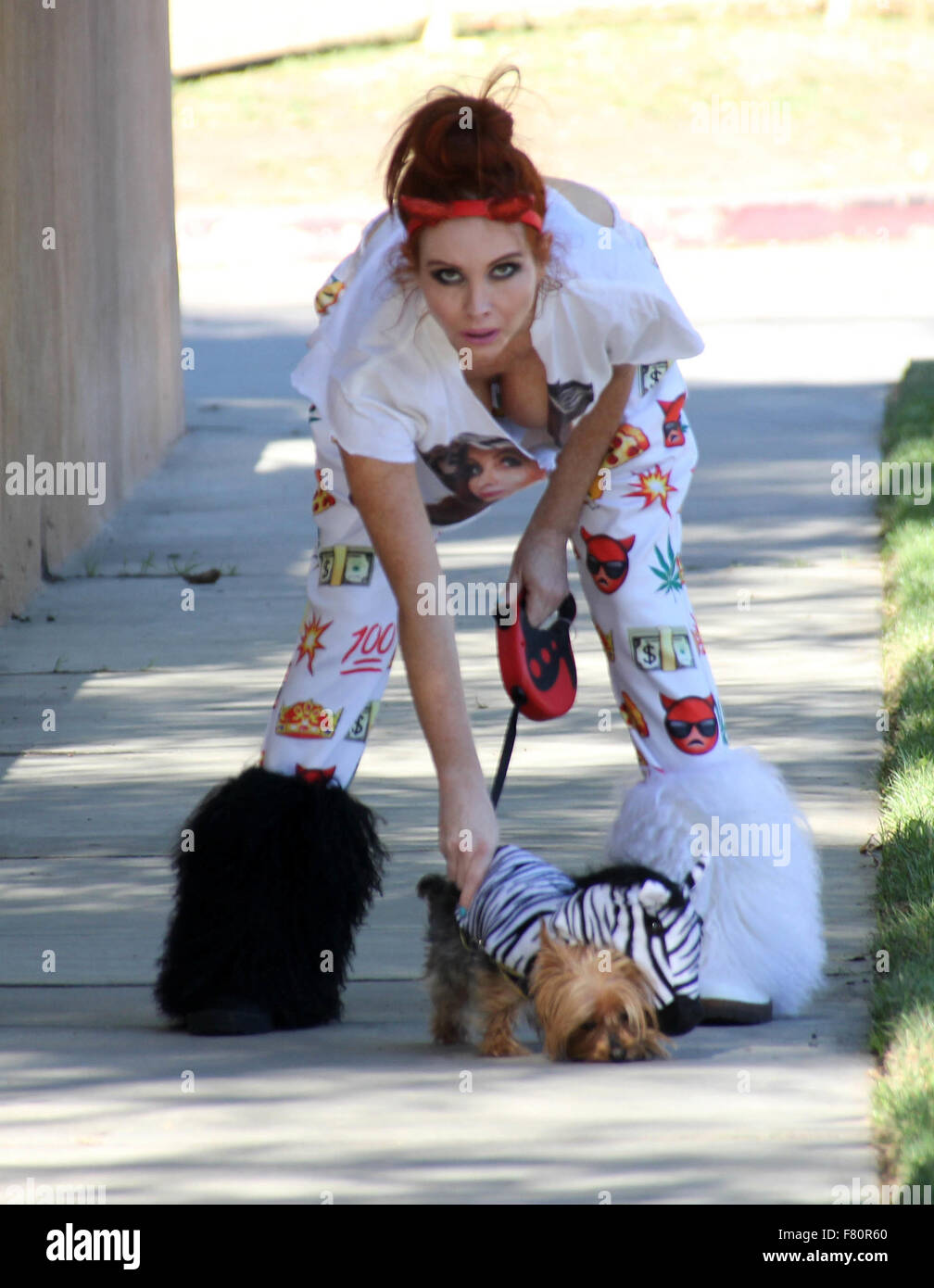 Phoebe prezzo sembra meno glamour rispetto al solito, con mis-matching bianca e stivali di pelliccia, pigiama style fondelli e strappata t-shirt, mentre si cammina per il suo cane in Encino dotate: Phoebe Prezzi Dove: Los Angeles, California, Stati Uniti quando: 02 Nov 2015 Foto Stock