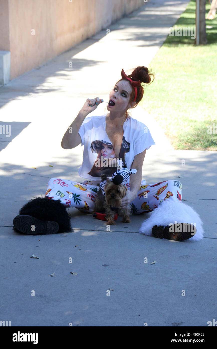 Phoebe prezzo sembra meno glamour rispetto al solito, con mis-matching bianca e stivali di pelliccia, pigiama style fondelli e strappata t-shirt, mentre si cammina per il suo cane in Encino dotate: Phoebe Prezzi Dove: Los Angeles, California, Stati Uniti quando: 02 Nov 2015 Foto Stock