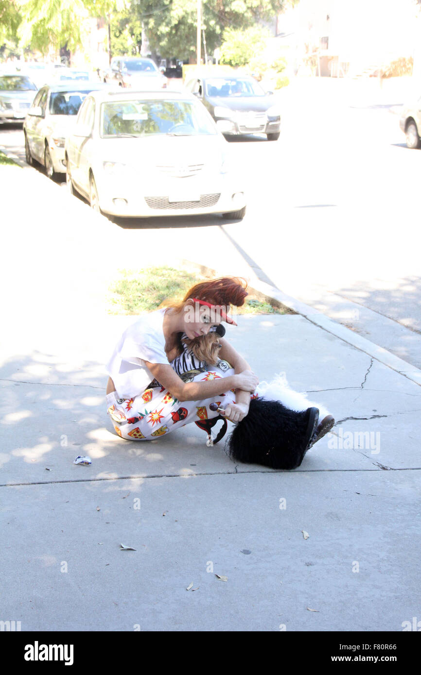 Phoebe prezzo sembra meno glamour rispetto al solito, con mis-matching bianca e stivali di pelliccia, pigiama style fondelli e strappata t-shirt, mentre si cammina per il suo cane in Encino dotate: Phoebe Prezzi Dove: Los Angeles, California, Stati Uniti quando: 02 Nov 2015 Foto Stock