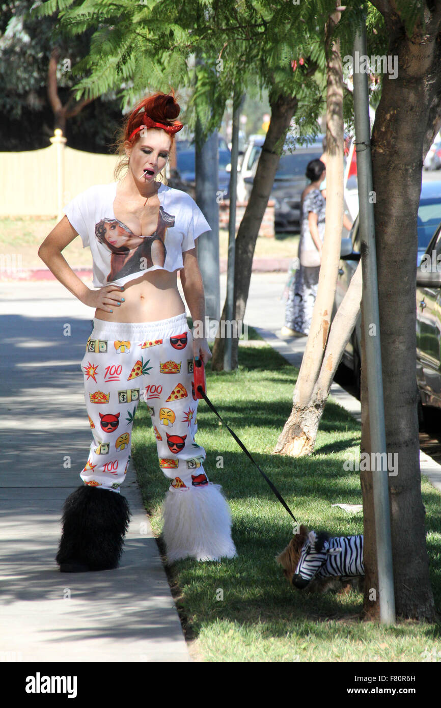 Phoebe prezzo sembra meno glamour rispetto al solito, con mis-matching bianca e stivali di pelliccia, pigiama style fondelli e strappata t-shirt, mentre si cammina per il suo cane in Encino dotate: Phoebe Prezzi Dove: Los Angeles, California, Stati Uniti quando: 02 Nov 2015 Foto Stock