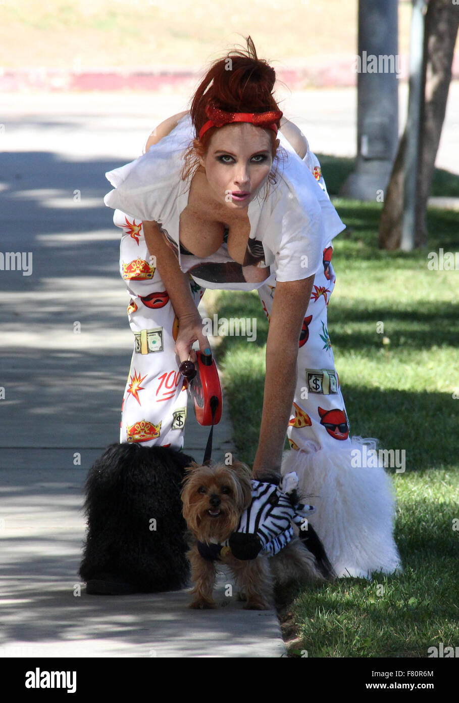 Phoebe prezzo sembra meno glamour rispetto al solito, con mis-matching bianca e stivali di pelliccia, pigiama style fondelli e strappata t-shirt, mentre si cammina per il suo cane in Encino dotate: Phoebe Prezzi Dove: Los Angeles, California, Stati Uniti quando: 02 Nov 2015 Foto Stock