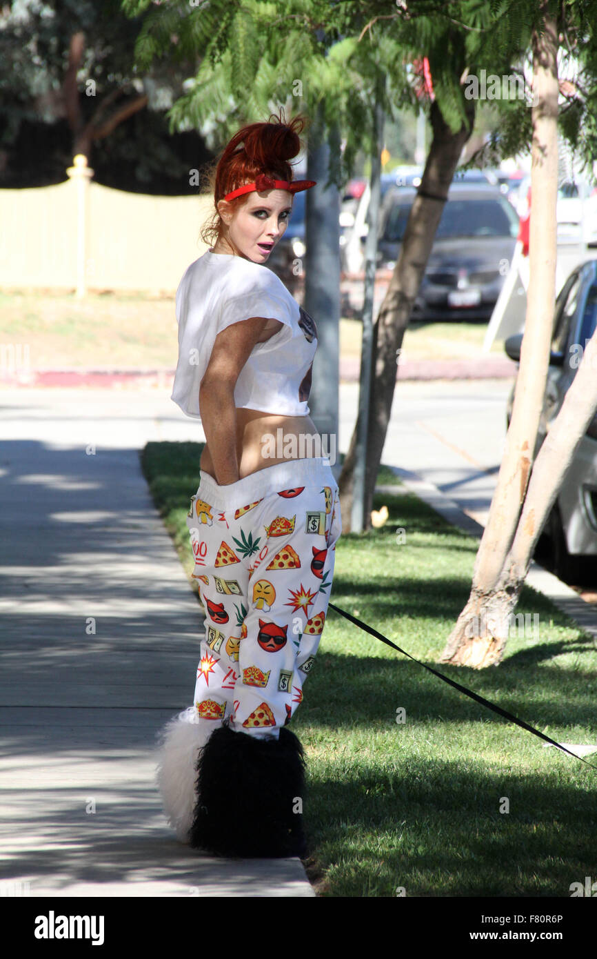 Phoebe prezzo sembra meno glamour rispetto al solito, con mis-matching bianca e stivali di pelliccia, pigiama style fondelli e strappata t-shirt, mentre si cammina per il suo cane in Encino dotate: Phoebe Prezzi Dove: Los Angeles, California, Stati Uniti quando: 02 Nov 2015 Foto Stock