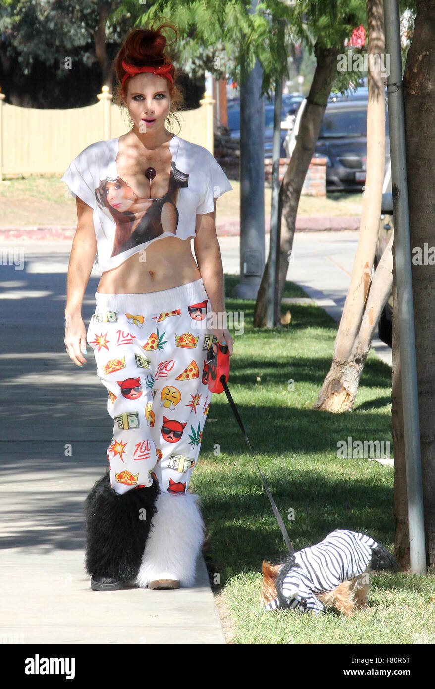 Phoebe prezzo sembra meno glamour rispetto al solito, con mis-matching bianca e stivali di pelliccia, pigiama style fondelli e strappata t-shirt, mentre si cammina per il suo cane in Encino dotate: Phoebe Prezzi Dove: Los Angeles, California, Stati Uniti quando: 02 Nov 2015 Foto Stock