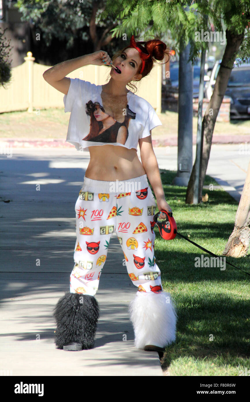 Phoebe prezzo sembra meno glamour rispetto al solito, con mis-matching bianca e stivali di pelliccia, pigiama style fondelli e strappata t-shirt, mentre si cammina per il suo cane in Encino dotate: Phoebe Prezzi Dove: Los Angeles, California, Stati Uniti quando: 02 Nov 2015 Foto Stock