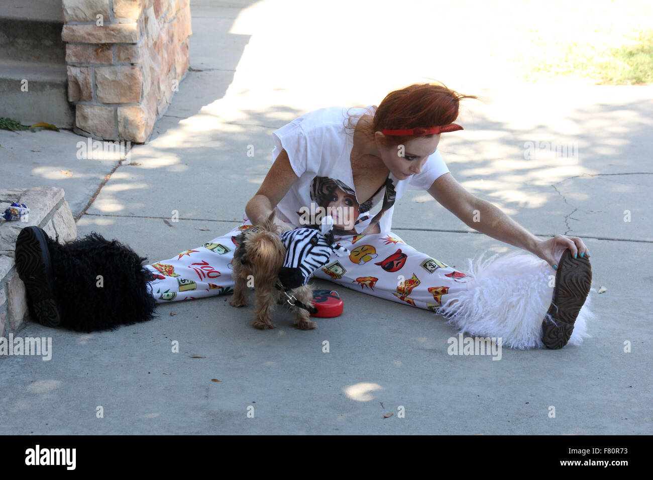 Phoebe prezzo sembra meno glamour rispetto al solito, con mis-matching bianca e stivali di pelliccia, pigiama style fondelli e strappata t-shirt, mentre si cammina per il suo cane in Encino dotate: Phoebe Prezzi Dove: Los Angeles, California, Stati Uniti quando: 02 Nov 2015 Foto Stock