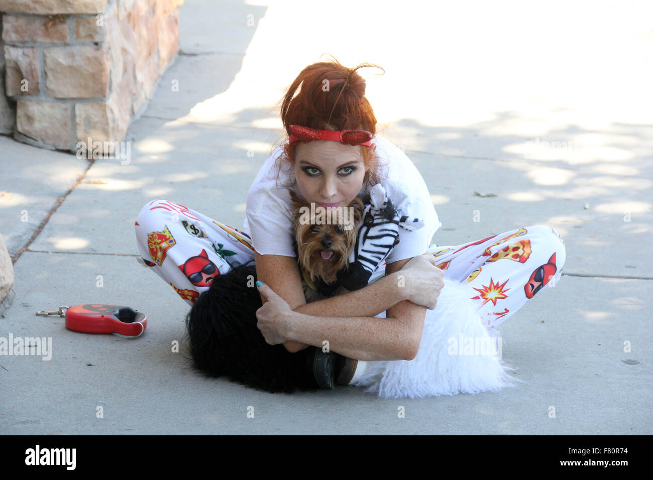 Phoebe prezzo sembra meno glamour rispetto al solito, con mis-matching bianca e stivali di pelliccia, pigiama style fondelli e strappata t-shirt, mentre si cammina per il suo cane in Encino dotate: Phoebe Prezzi Dove: Los Angeles, California, Stati Uniti quando: 02 Nov 2015 Foto Stock