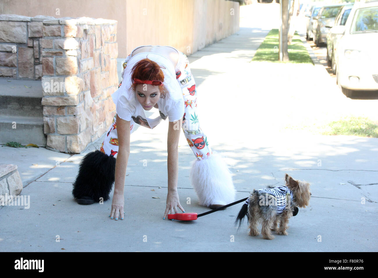 Phoebe prezzo sembra meno glamour rispetto al solito, con mis-matching bianca e stivali di pelliccia, pigiama style fondelli e strappata t-shirt, mentre si cammina per il suo cane in Encino dotate: Phoebe Prezzi Dove: Los Angeles, California, Stati Uniti quando: 02 Nov 2015 Foto Stock