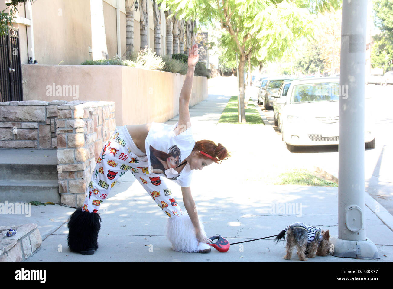 Phoebe prezzo sembra meno glamour rispetto al solito, con mis-matching bianca e stivali di pelliccia, pigiama style fondelli e strappata t-shirt, mentre si cammina per il suo cane in Encino dotate: Phoebe Prezzi Dove: Los Angeles, California, Stati Uniti quando: 02 Nov 2015 Foto Stock