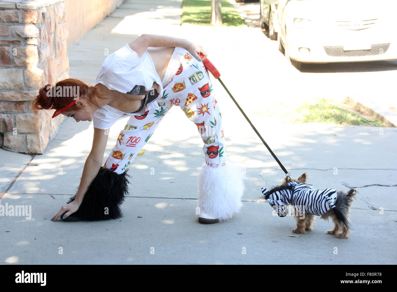 Phoebe prezzo sembra meno glamour rispetto al solito, con mis-matching bianca e stivali di pelliccia, pigiama style fondelli e strappata t-shirt, mentre si cammina per il suo cane in Encino dotate: Phoebe Prezzi Dove: Los Angeles, California, Stati Uniti quando: 02 Nov 2015 Foto Stock